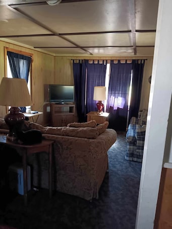 テレビ. 2br Cottage close to water, huntn, fishn and snowmobiling outside Bradford, Pa.