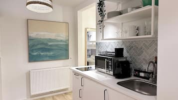 Jääkaappi, mikroaaltouuni, liesi, kahvin-/teenkeitin