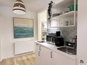 Refrigerador, microondas, parrilla de estufa y cafetera y tetera