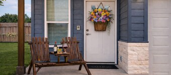 Modern Comfort Meets Convenience at Temple Twin Retreat