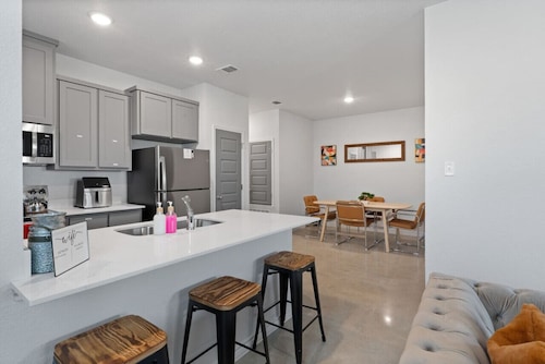 Modern Comfort Meets Convenience at Temple Twin Retreat