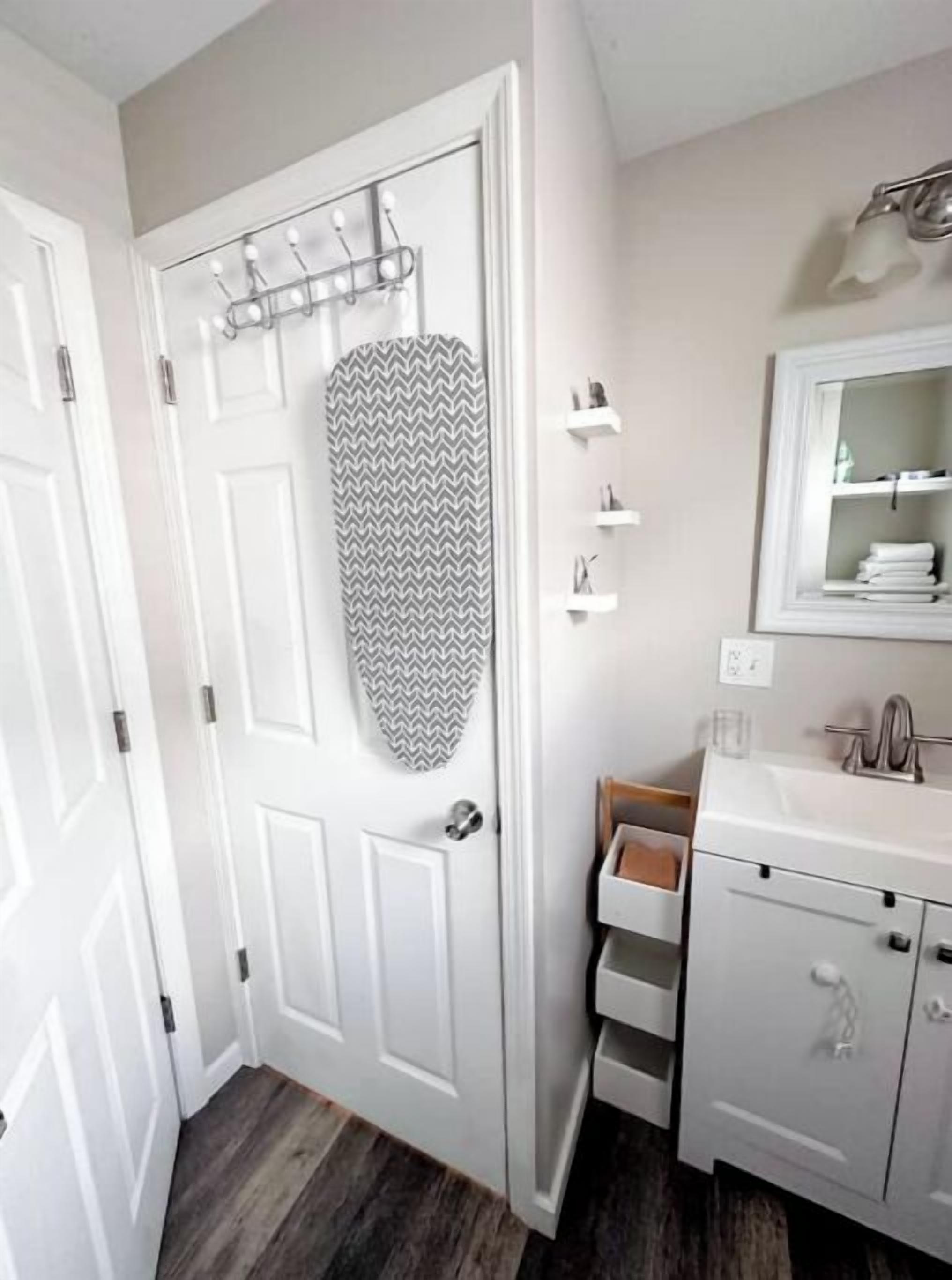 Hiustenkuivaaja, pyyhkeet, saippua, sampoo