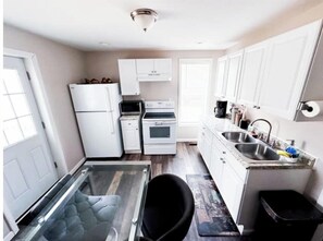 Frigorífico, microondas, horno y placa de cocina