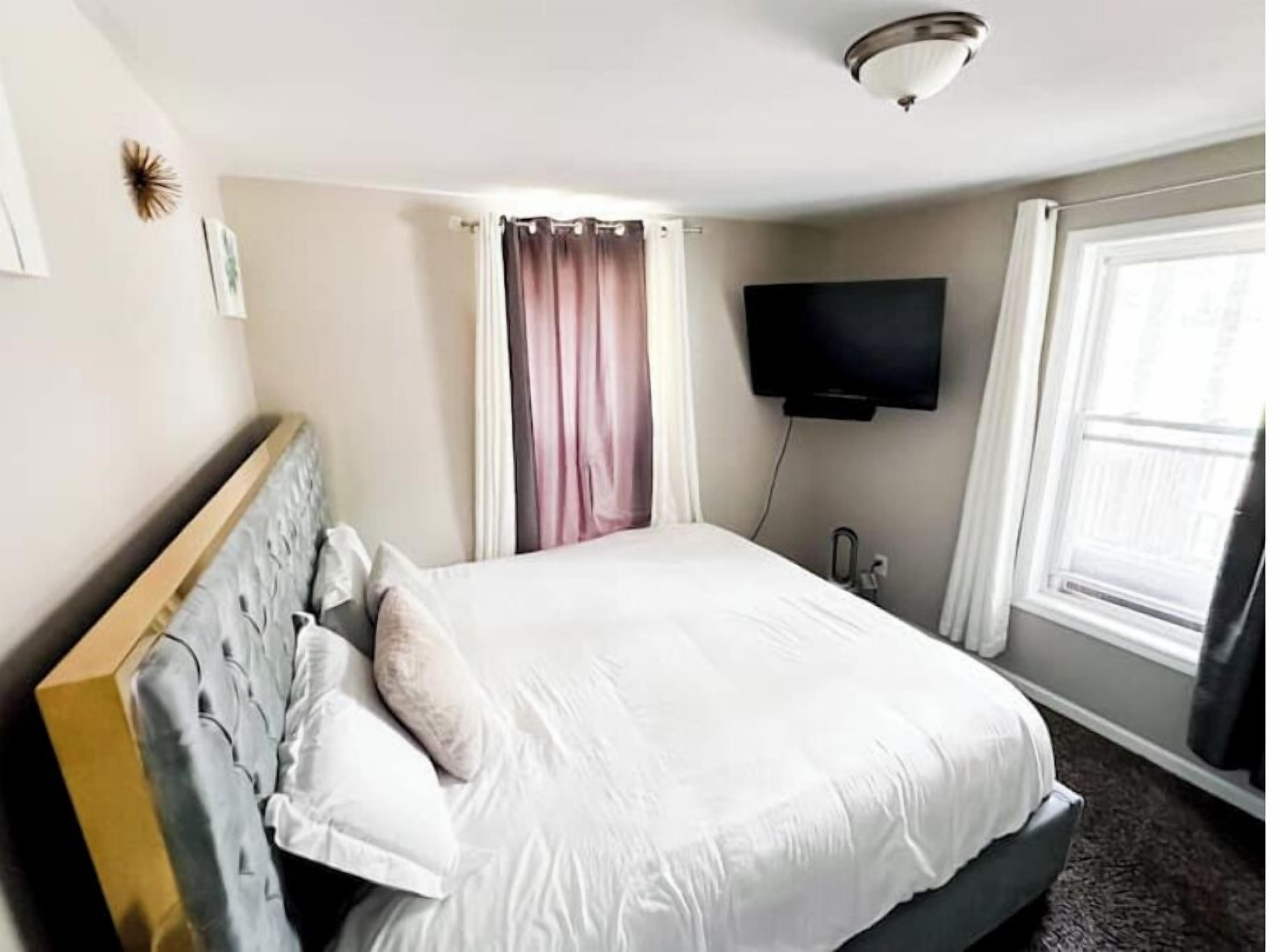 2 bedrooms, desk, iron/ironing board, travel crib