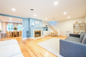 Smart TV - Golf, Fish, Boat, Relax, Repeat! 4-bed, 2-bath house steps away from the lake. (Watervliet)