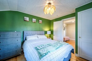 4 bedrooms, iron/ironing board, WiFi, bed sheets