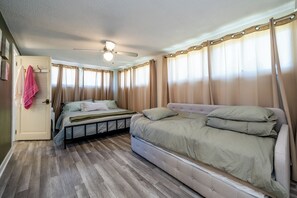 4 bedrooms, iron/ironing board, WiFi, bed sheets - Golf, Fish, Boat, Relax, Repeat! 4-bed, 2-bath house steps away from the lake. (Watervliet)