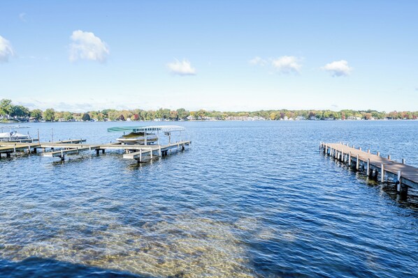 Un lac paisible, avec des quais et des bateaux.