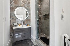 Dusj, boblebad, hårføner og håndklær