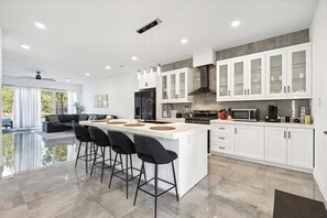 ثلاجة، ميكروويف، فرن، موقد طهي مسطح