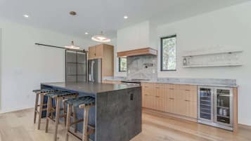 Réfrigérateur, micro-ondes, plaque de cuisson, lave-vaisselle