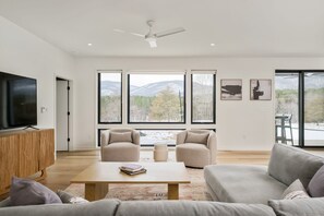 Televisie en een open haard