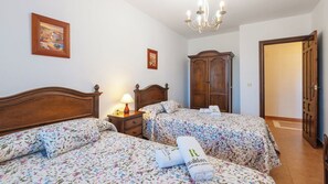 3 habitaciones, tabla de planchar con plancha, cuna de viaje y wifi