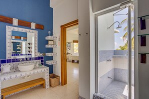 Een douche, een haardroger, handdoeken