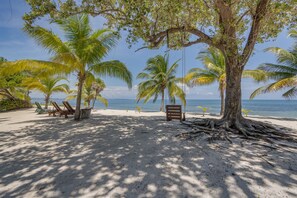 Sur la plage, chaise longue