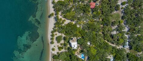 Una spiaggia nelle vicinanze