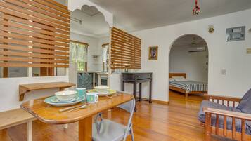 1 bedroom, desk, Internet, bed sheets