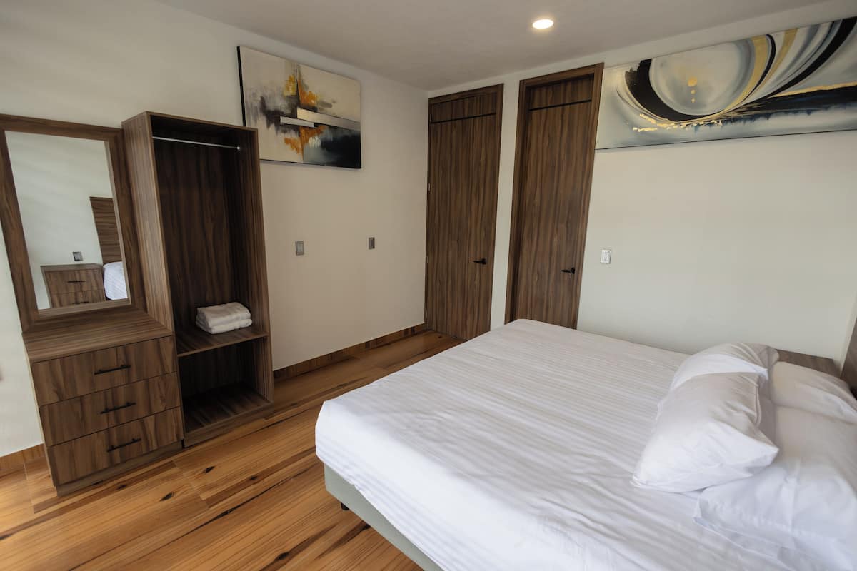 Espacio para trabajar con laptop, wifi gratis y ropa de cama