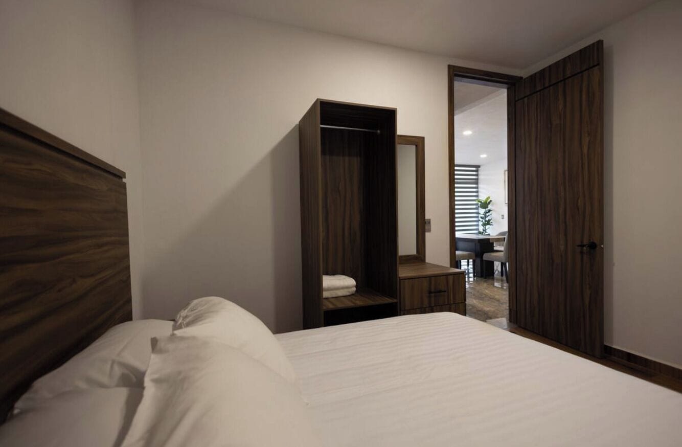 Espacio para trabajar con laptop, wifi gratis y ropa de cama 