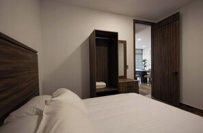 笔记本电脑工作区、免费 WiFi、床单