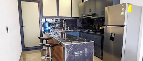 Superior-studio, 2 makuuhuonetta, kaupunkinäköala | Yksityinen keittiö | Keittoastiat/astiat/ruokailuvälineet, ruokailupöytä