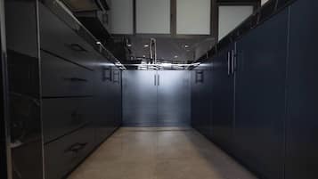 Estudio Deluxe, 2 habitaciones | Cocina privada | Utensilios de cocina y comedor