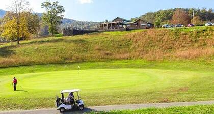 Panoramic Paradise! Spacious Pet Friendly House. Sleeps 10, Minutes to GSMNP!