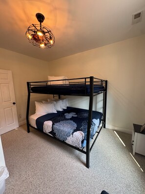 3 عدّة غرف نوم ومكواة/لوح كي وواي فاي وملاءات أسرّة