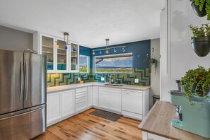 Microwave, oven, stovetop, dishwasher - Beautiful home on the bluff overlooking river and mountain views with hot tub! (Cañon City)