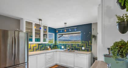 Beautiful home on the bluff overlooking river and mountain views with hot tub!