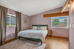 4 soverom, skrivebord, strykejern/-brett og reiseseng for barn