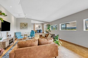 Smart TV - Beautiful home on the bluff overlooking river and mountain views with hot tub! (Cañon City)