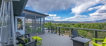 Beautiful home on the bluff overlooking river and mountain views with hot tub!