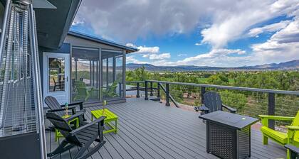 Beautiful home on the bluff overlooking river and mountain views with hot tub!