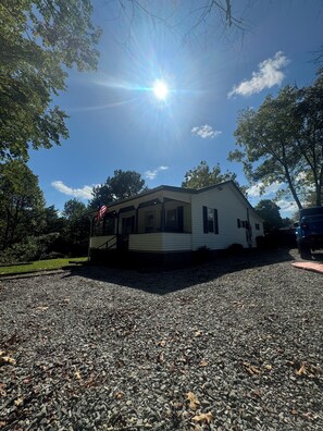 Exterior - Charming 3 BR Cottage Walk to AOTG and minutes to NRG National Park (Lansing)