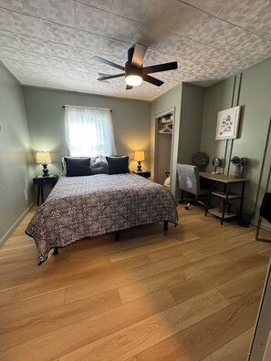 3 bedrooms, iron/ironing board, WiFi, bed sheets - Charming 3 BR Cottage Walk to AOTG and minutes to NRG National Park (Lansing)