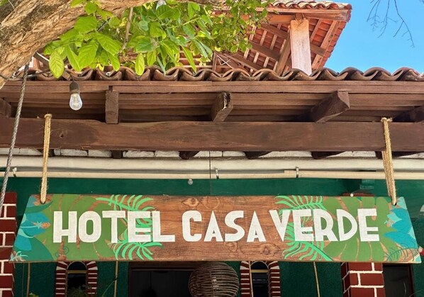 Un letrero de madera con el texto 