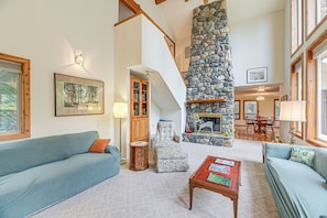 TV, books - 11 Mi to Cathedral Hills: Home w/ Wooded Views! (Grants Pass)