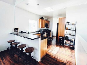 Micro-ondes, four, plaque de cuisson, lave-vaisselle