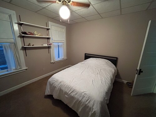 Charming bedroom in welcoming Easton with WiFi, AC, shared kitchen and bathroom 