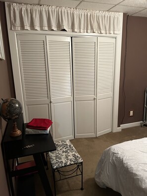 1 bedroom, iron/ironing board, WiFi, bed sheets - Charming bedroom in welcoming Easton with WiFi, AC, shared kitchen and bathroom  (Easton)
