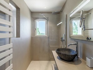 Shower, hair dryer, towels - Li Cigalo: holiday house in Bonnieux with pool and view (Bonnieux)