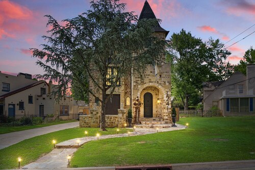 A Good Knight's Rest. 3 Story Castle Gathering Place Tulsa with Hot Tub/Fire Pit and more!