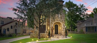 A Good Knight's Rest. 3 Story Castle Gathering Place Tulsa with Hot Tub/Fire Pit and more!