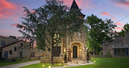 A Good Knight's Rest. 3 Story Castle Gathering Place Tulsa with Hot Tub/Fire Pit and more!