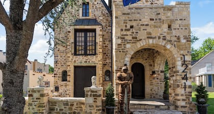 3 Story Castle Gathering Place Tulsa with Hot Tub/Mini Golf