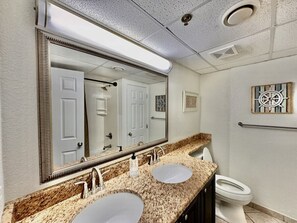 Een haardroger, handdoeken, shampoo, toiletpapier