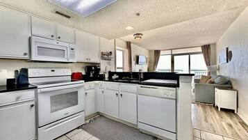 Lemari es, microwave, oven, dan kompor