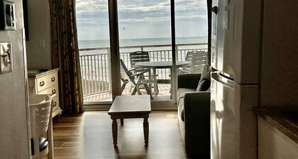 #1 rated hotel in North Myrtle Beach 1 Bedroom Pools restaurant bars private beach 0613