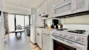 Réfrigérateur, micro-ondes, lave-vaisselle, cafetiÚre/bouilloire